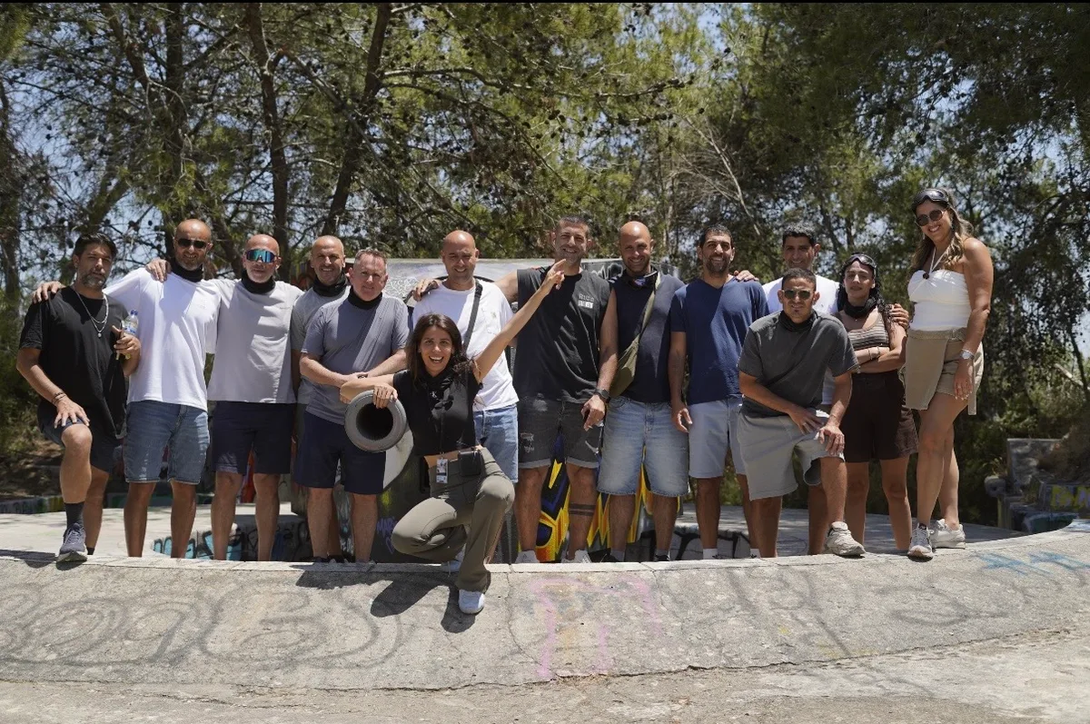 קבוצת מטיילים באווירה כייפית בפורטוגל, עדן טורס